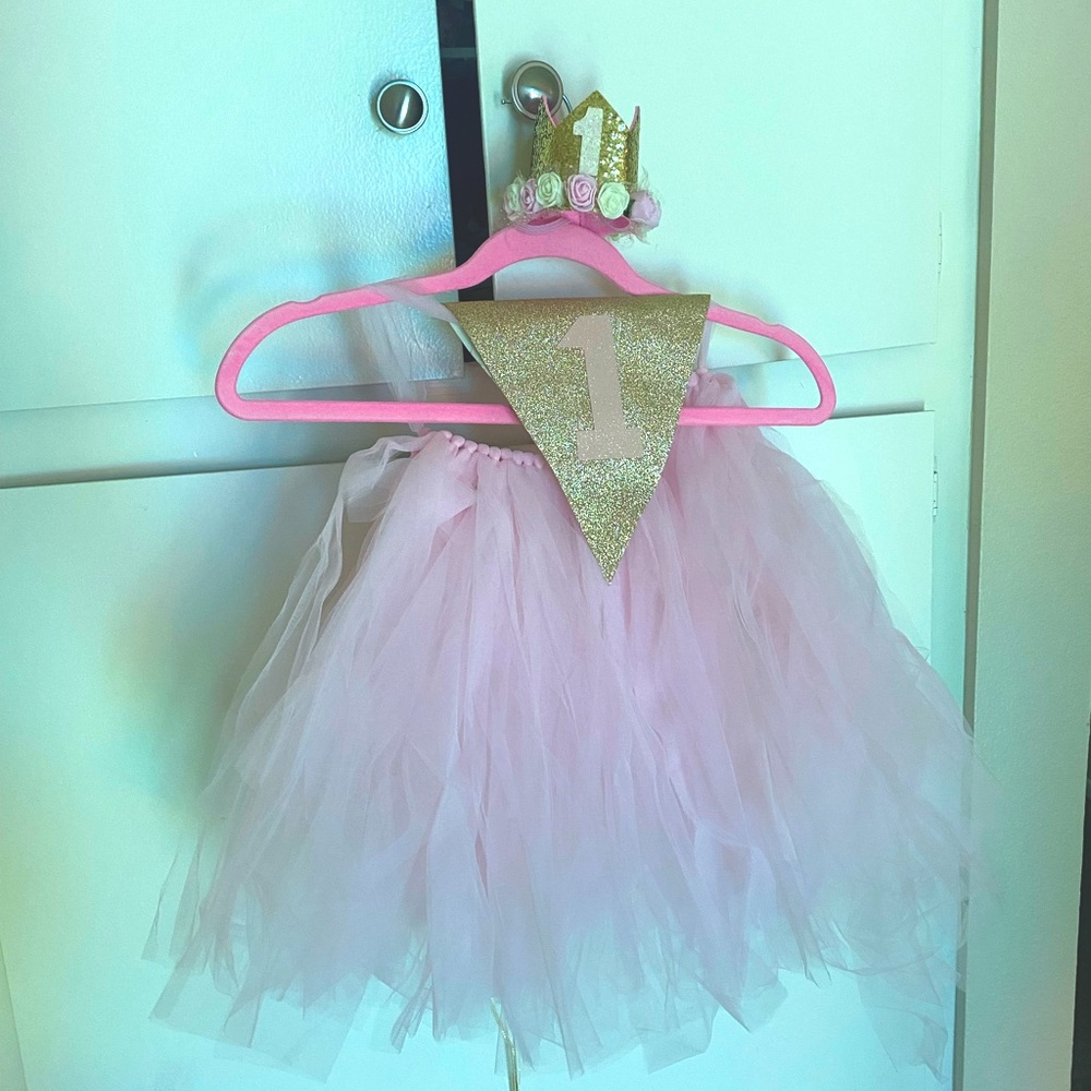Pink table skirt and crown for 1 year birthday